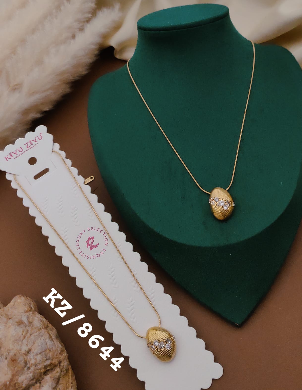 Anti-Tarnish Crystal Oval Pendant Necklace – Gold Finish