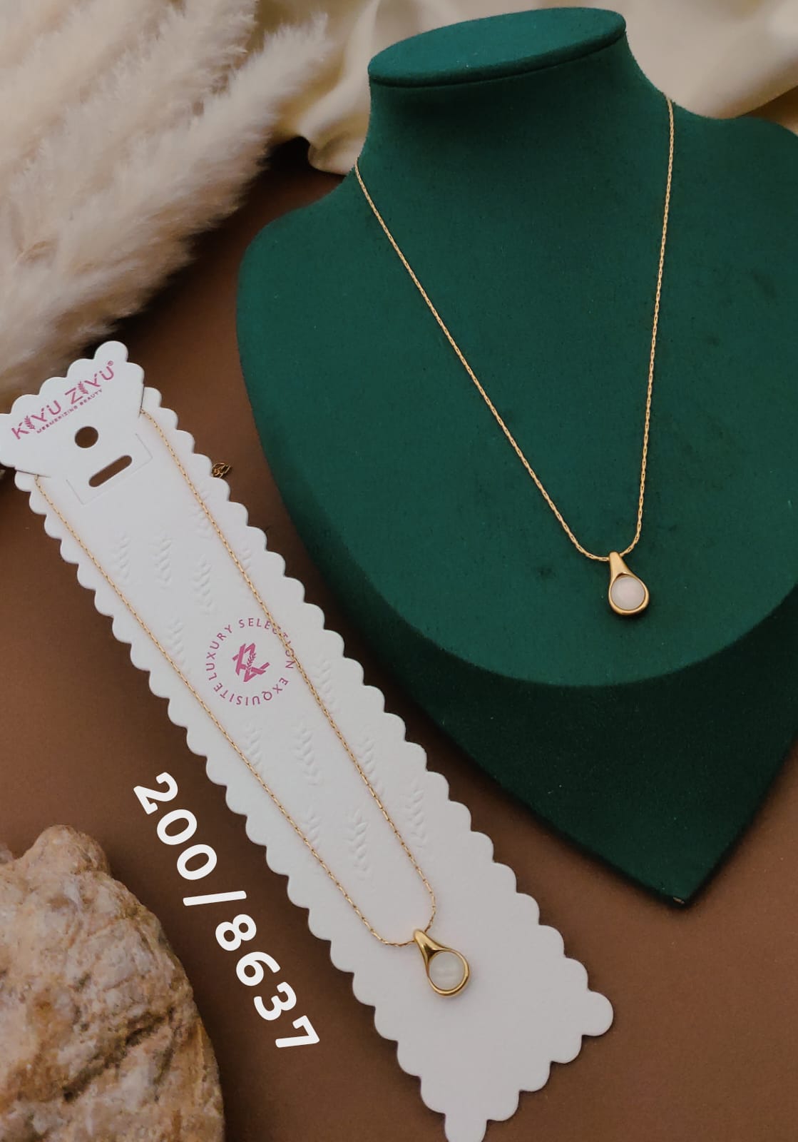 Anti-Tarnish Teardrop Pearl Pendant Necklace – Gold Finish