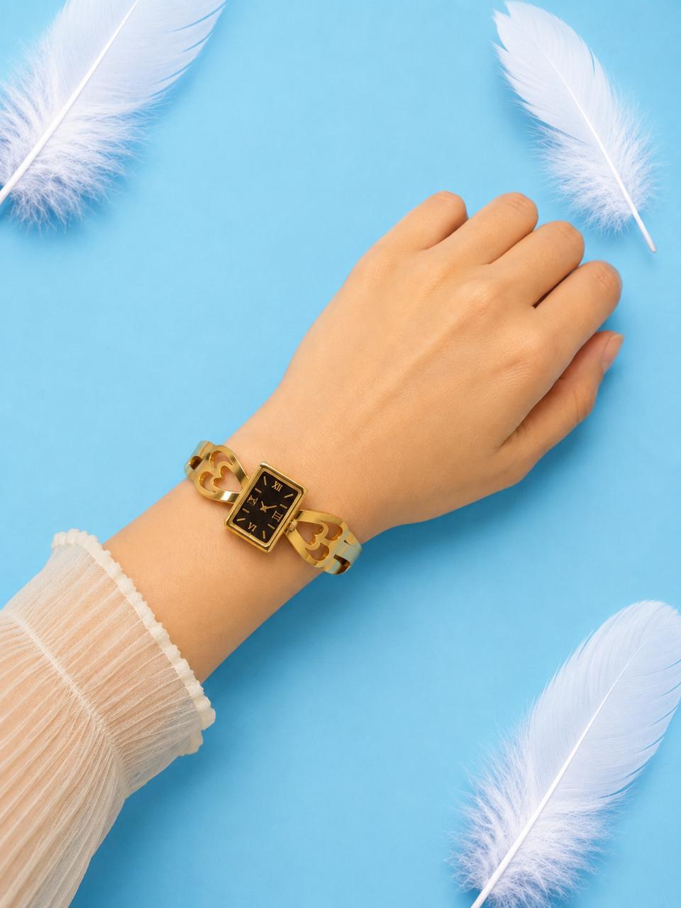 Elegant Love Charm Black Dial Gold-Tone Bangle Dummy Watch